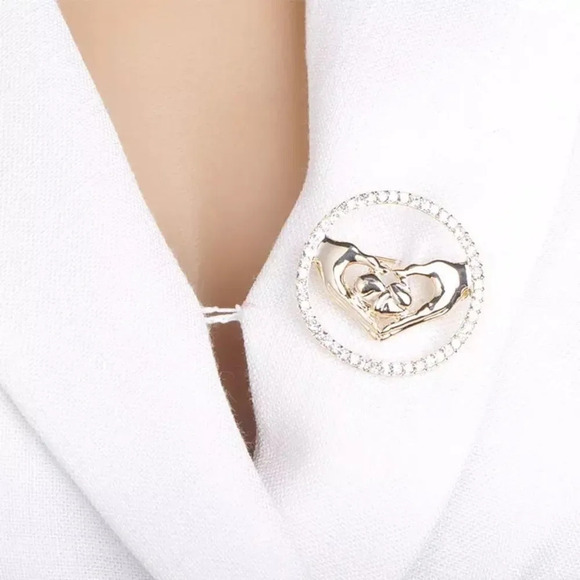 VQ Love Hands with Newborn Brooch - Picture 4 of 5